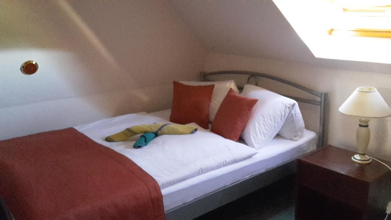 Hotel Berg Toboz Panzió Pécs Zewnętrze zdjęcie